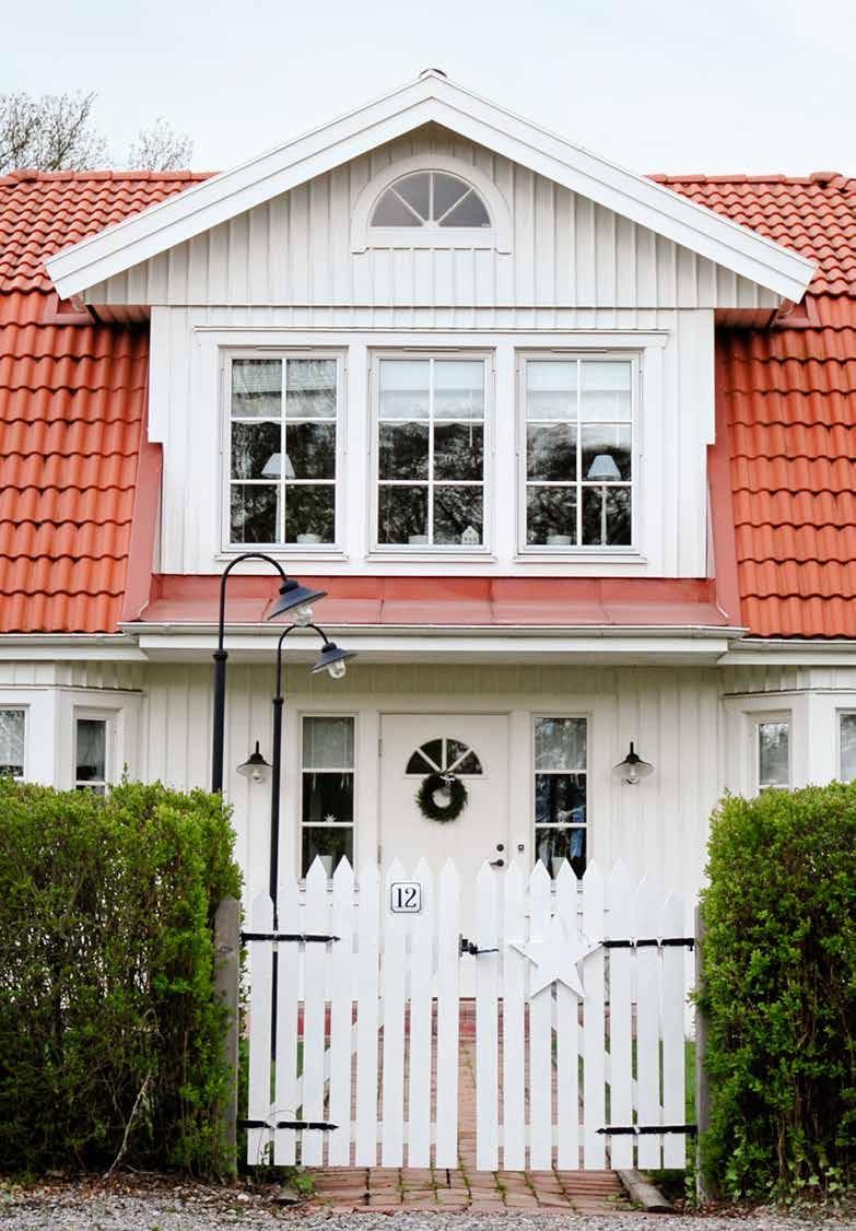 TRADITION En populär dörrfamilj i ett elegant utförande som passar många olika hustyper.