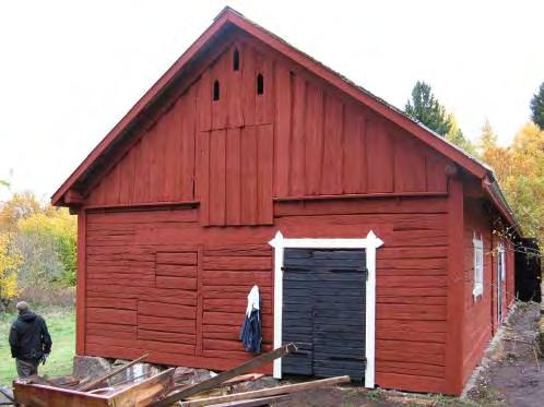 På södra takfallet gjordes endast små lagningar medan man på den norra sidan bytte 9 eternitskivor mot liknande i fibercement. Hängränna av galvaniserad plåt monterades på byggnadens norra sida.