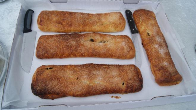 Esther Obel igen havde i år dejlig bagt den Esther Obel havde i årigen bagt den kringle kringle og lavet og lagkage dejlig lavet lagkage.