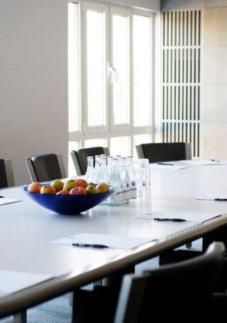 Ni bokar ert rum innan 1 mars genom att ringa Bokningen på telefon 013-35 90 00 eller maila till