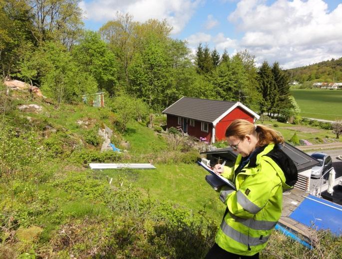 (Bild 21). Vid den senare inspektionen undersöktes hällen som tidigare bedömdes utgöra en risk för ras närmare (Bild 22).