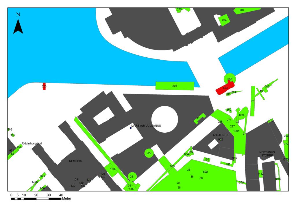 ca 10-20 meter från nuvarande Slottskajens sträckning. Stallbrons föregångare Norrbro som omtalas redan under 1288 låg också inom aktuellt område, men hade en annan riktning än Stallbron.