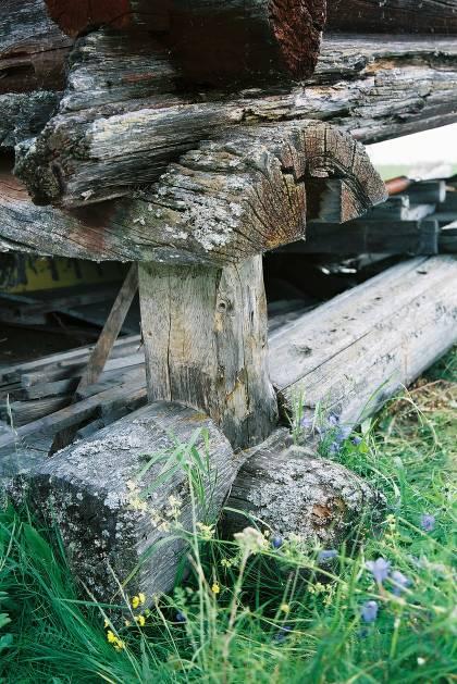 Jlm 06m54/5, 4, 1 & 7. CD-hörn: Äldre stolpe, lik stolpe vid BC, avsmalnad upptill med avfasade kanter. Stolpen är något bredare upptill, ca 2-3 cm, infälld ca 6 cm i mushylla.