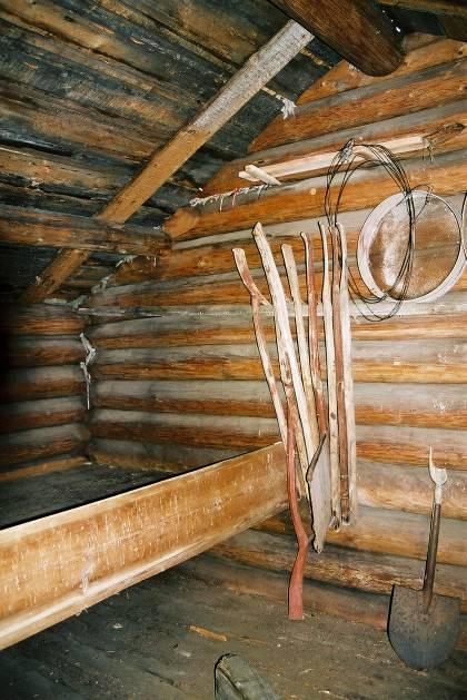Interiör Dubbelboden består av två separerade utrymmen. Det vänstra utrymmet (mot B) är större än det högra.