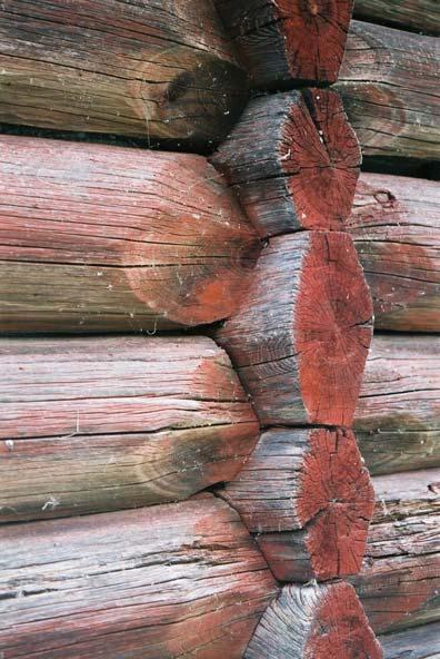 Det har dock begåtts en del missar och slarvigheter, vilka blir tydliga när man synar byggnaden mer noggrant. En sådan miss är att det finns en glipa vid knutarna på stockarnas undersida, se bild 29.