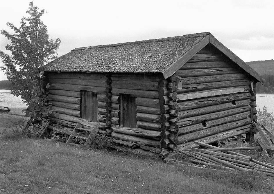 Beskrivning och historik Dubbelboden i Sidsjö är belägen i en lätt sluttning nedanför ladugården på fastigheten Sidsjö 3:13.