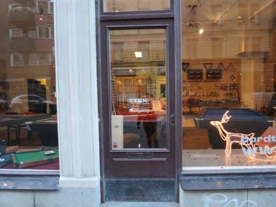 DÖRRAR OCH PORTAR Ståldörren till soprummet har blivit drabbad av klotter, vilket ser tråkigt ut på en