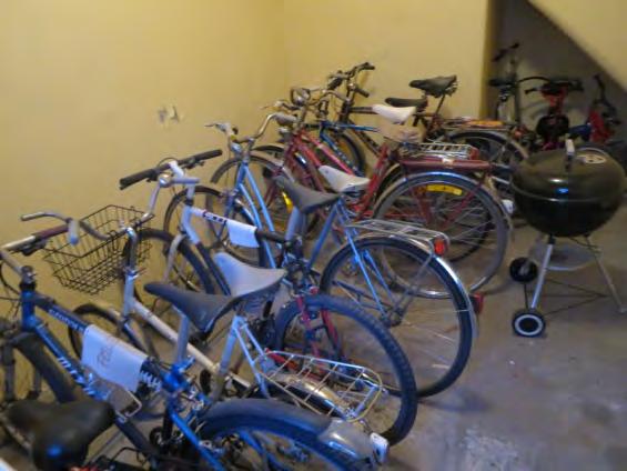 Sustend Underhållsplan BAS 2015-12-07 Sida 28 av 43 FÖRRÅD I ena gårdshuset finns det utrymmen som förråd och cykelrum.