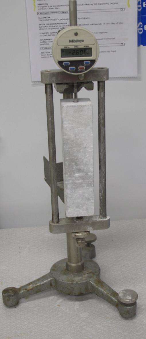 Alkaliprovning Rilem 2/ASTM 1260 Gjuter prismor 40x40x160 mm med 0/4 mm efter en speciell siktkurva Cement med bestämt alkalihalt på 1 % (Skövde SH)