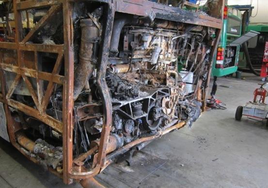 Figur 12.5. Bilden visar bakpartiet på MAN-bussen med de skador som uppstod på bl.a. behållaren för styrservoolja och på bränslefiltret (Bild ur rapport från Statens haverikommission, 2013).