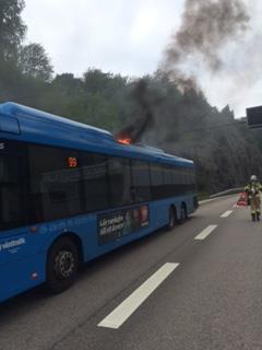 När bussen var i tunneln uppmärksammade passagerare att det luktade bränt och meddelade detta till chauffören. Det kom då rök från mitten av bussens tak.