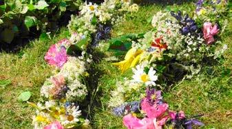 30 möts de som vill vara med och skapa, upp på Älvgården. Alla som kommer och har möjlighet att ta med sig blommor att dekorera med uppmanas att göra det.
