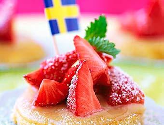 Det är fjärde året som det mitt på Midsommarafton dansas och fikas på Gurkbänken under ett firande som samhällsföreningen startat.