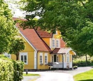 Gästerna får avnjuta en trerätters middag medan de spännande intrigerna äger rum på 30-talets club L amour där sångerskan Lulu underhåller tillsammans med sina kollegor.