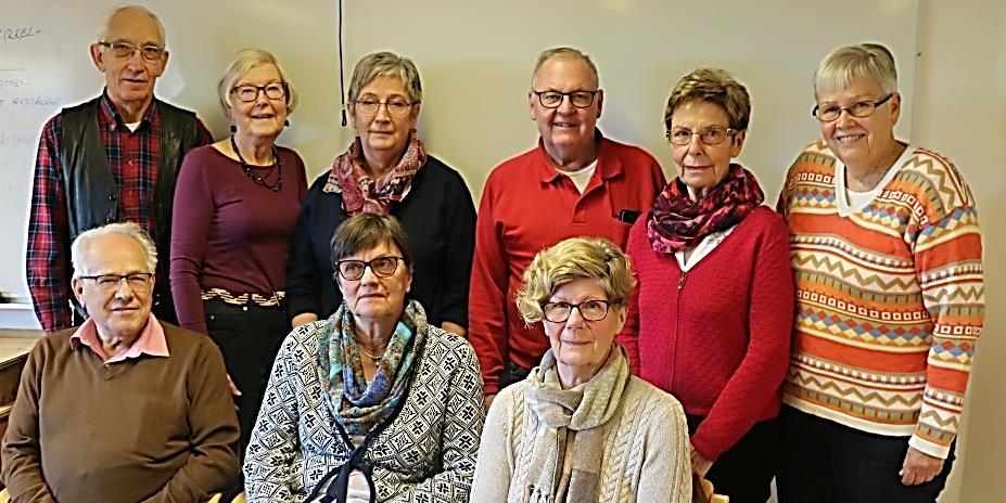 Övre raden: Lars Andersson, Lena Nilsson, Kerstin Arvidsson, Bert Ingström, Gerd Svensson och Siv Grandelius ALLVETARTÄVLING Grattis får vi säga till Birgitta Malmberg