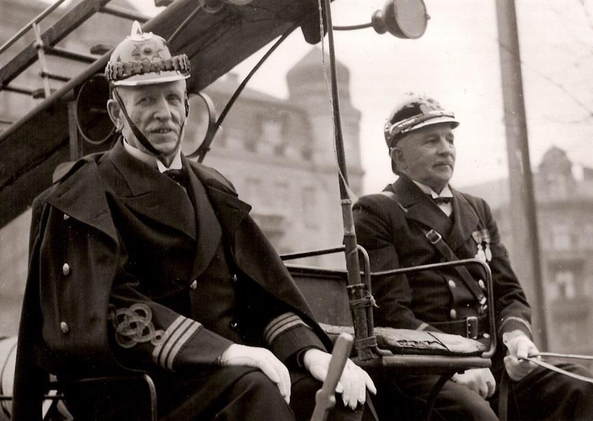 Här deltar han i jubileumskortegen 1944
