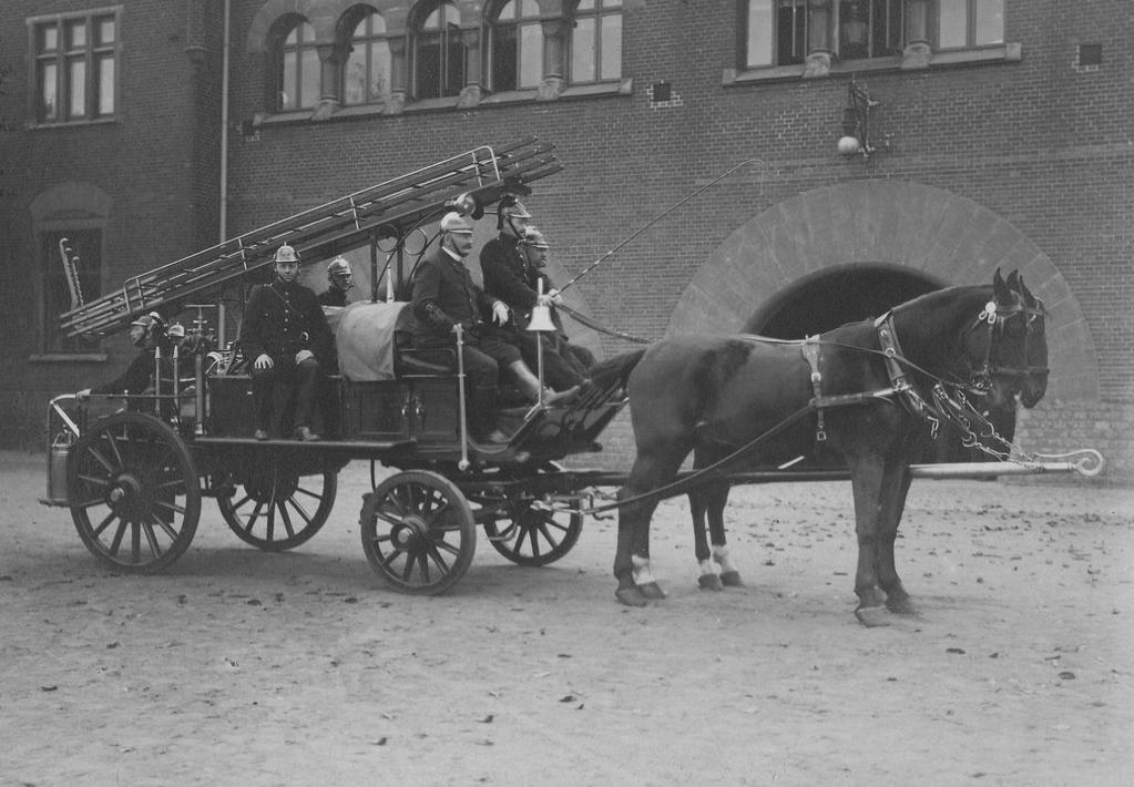 Detta fordon inköptes år 1901 från H. T. Hampe & C:o, Ottesen för 2 500 kr och väger med vatten och 7 man 3 590 kg, utan vatten och manskap 2 660 kg. Lämnar c:a 100 liter vatten i minuten.