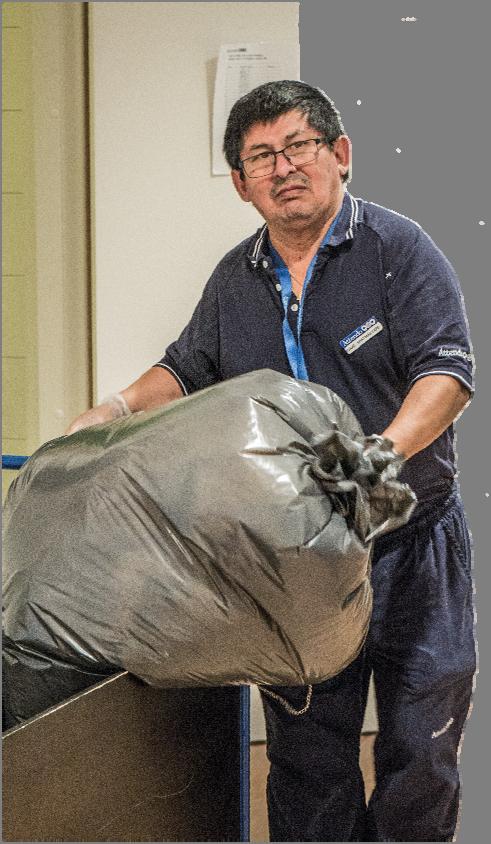 ISAAC ARBETAR SOM VAKTMÄSTARE Isaac är vaktmästare på ett äldreboende som heter Lindhovshemmet. Det ligger i Uttran utanför Tumba. Isaac arbetade tidigare på Fittjabadet.