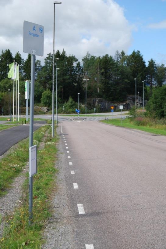 Hållplats Bilgatan Västra håller god standard i båda riktningar och erbjuder både väderskydd och sittplats (se bild