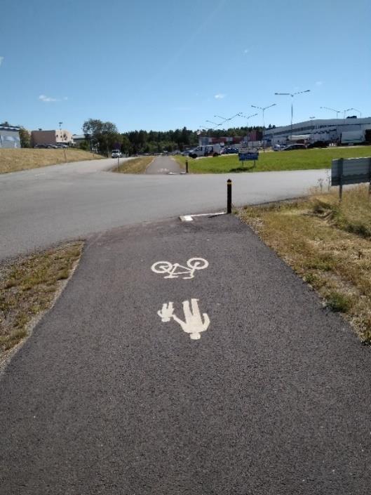 Bild 5 visar exempel på de lilamarkerade gång och cykelbanorna som generellt håller en god standard.