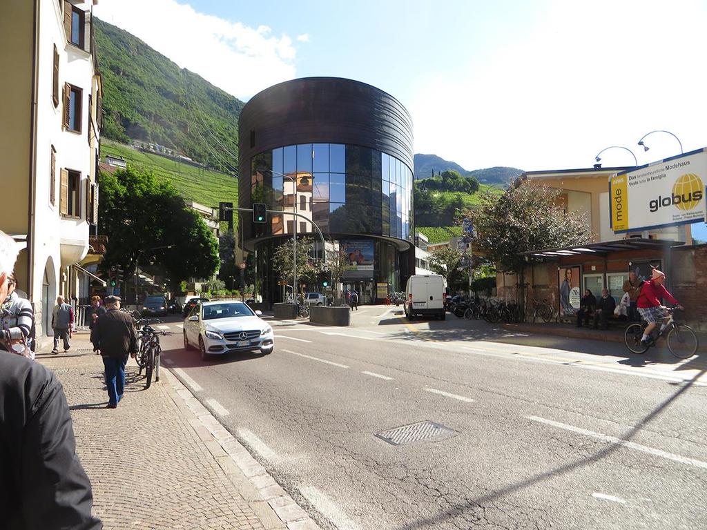 hamnens vattenbassänger (Neussgen, 2015). På stationen i Bolzano finns ett café med en uteservering och en livsmedelsbutik i bottenplanet.