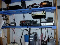 Så efter mycket mixtrande, kabeldragande och sånt som hör till antennuppsättning så var då antennen uppsatt och det var dags att packa upp alla HF-grejer på skrivbordet.