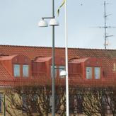 Förslaget är att använda trästolpar på de installationer som är på själva torgytan medan bärverk i entréer och ute i trafikmiljön blir lackade stålstolpar.