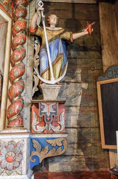 Den nya läktaren dekorerades av Sven Nilsson Morin 1773 och han försåg också tak och väggar med målningar. Han skapade också predikstolen med dess skulpturer och en altaruppsats med altartavla.