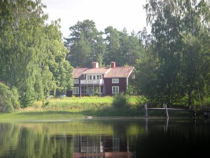 Otto var född 1921. Hans föräldrar var Åke Bergström, provinsialläkare i Delsbo, och Ingrid född Wetternin. Otto hade en yngre bror, Håkan Bergström, Uppsala.