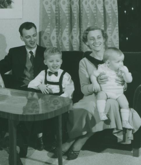 3 Familjen Stolt Ulla gick liksom Britta i Gävle högre allmänna läroverk och tog studenten där 1943. Hon läste sedan juridik i Uppsala. Efter jur.