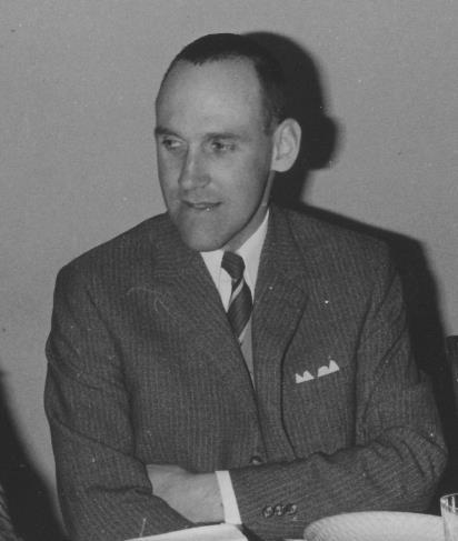 eftersom Carl Axel hade fått arbete, först på en advokatbyrå i Stockholm med uppdrag från Texaco och därefter som direktör i Texaco. De köpte en villa på Gripvägen 3.