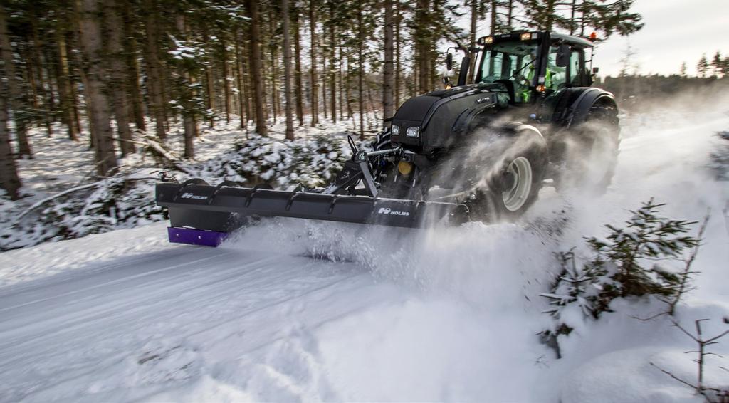 Diagonalplogarna har en rundad form vilket gör att snön släpper lätt och rullar upp över snöplogskanten.
