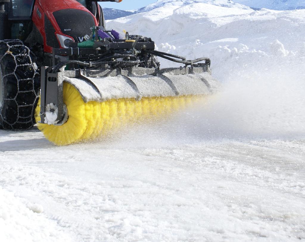 Drivs av två direktverkande hydraulmotorer. Modeller: 2,0, 2,2, 2,5, 2,8.