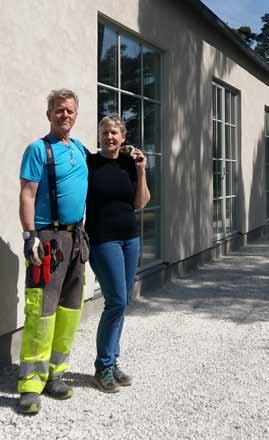 ligger byggnaden i modern gotlandsstil runt en sluten innergård med sina 12 rum med egen uteplats, en ljus restaurang- och bistrodel med höga fönster och ett stort modernt kök.