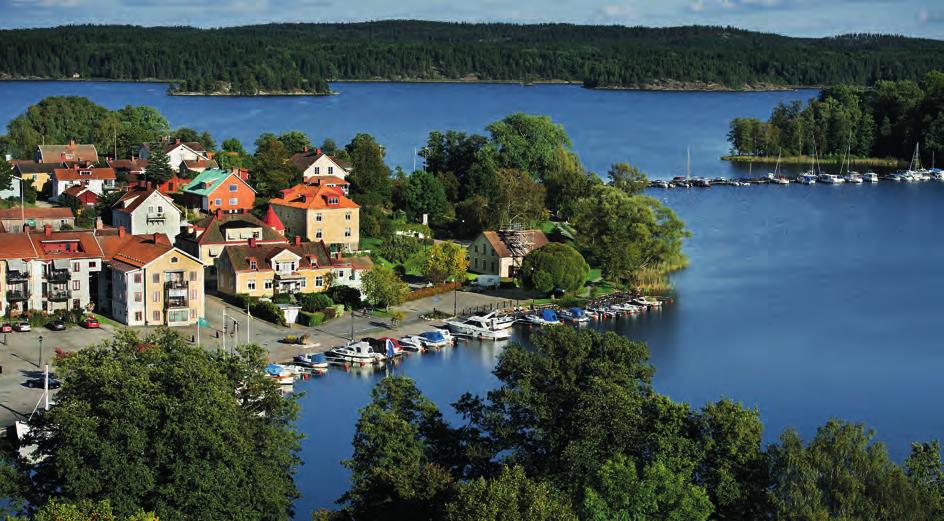 Men tro inte att tiden har stannat upp i Askersund, inte är det så Askersunds hamn möter upp med en stor välkomstkram av restauranger och caféer, små hantverksbodar, utställningar och kiosker.