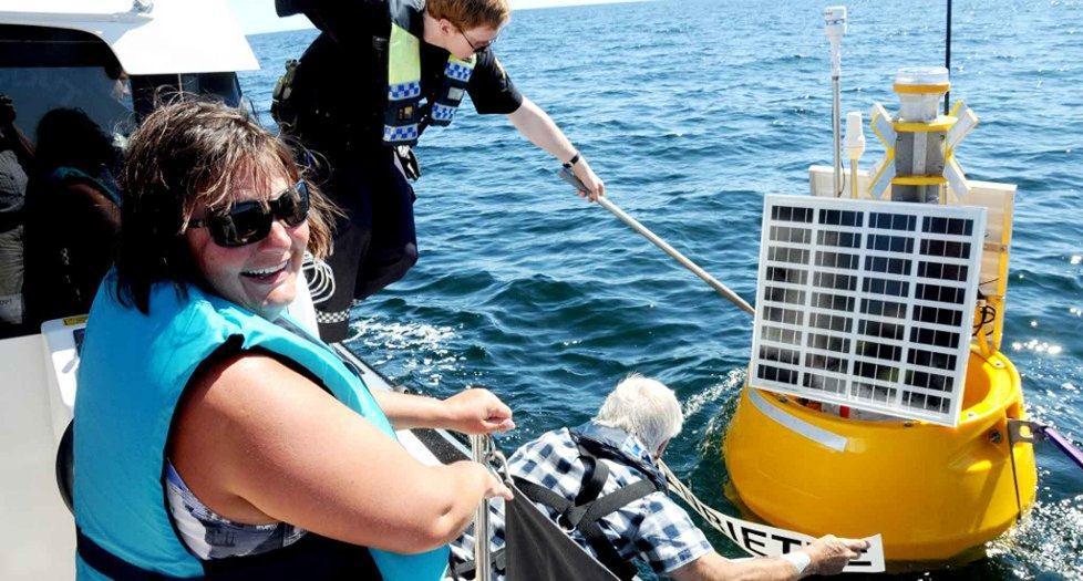 Dop av projektets norska mätboj som genast började leverera data fritt att använda Forskare kommer att använda mätvärdena för bland annat klimatstudier och modellering för kustzonen.