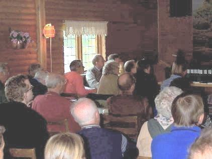 musik med riksspelmannen Lars Nordin på fiol och Juha Höglund på säckpipa. Så åter till Tyngsjö kyrka för scener ur en finnskogsteater benämnd Under samma himmel.