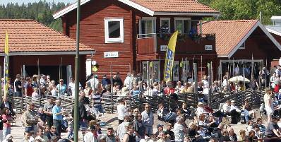 Rättvik Telefon 0248-130 25 www.dalatravet.se info@dalatravet.se 90,8 MHz Dagens Program Kl. 16.00 Banan öppnar Kl. 16.30 Entré och drive-in öppnar Kl. 17.00 Kvallopp Kl. 17.15 Premielopp Kl. 17.30 Bilprovstart Kl.