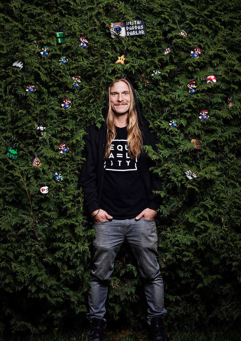 INTERVJU PAPPAS PÄRLOR Johan Karlgren är EN PÄRLA PÅ PIXELKONST INTERVJU Tobias Öhgren FOTO Pontus Johansson NÖRDINTRESSET FÖR PIXLIGA TV-SPEL LEDDE JOHAN KARLGREN IN