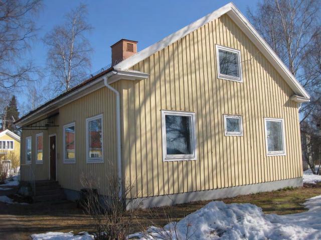09 Personalbostad, småhusenhet Byggnad från 1947, träfasad, tak av tegel och gjuten källare. 2-glas fönster.