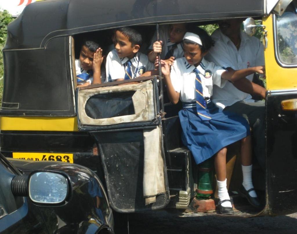 På väg till skolan, Mumbai, Indien.
