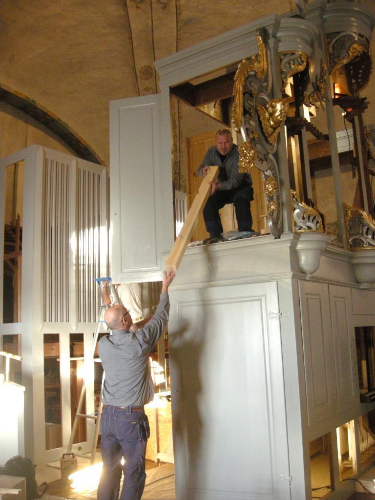 Figur 27. Bergenblad och Jonsson Orgelbyggeri AB under uppmonteringen av Gren och Stråhleorgeln. Foto från sydöst. Foto: Daniel Olsson, Länsmuseet Gävleborg 2014-11-26.