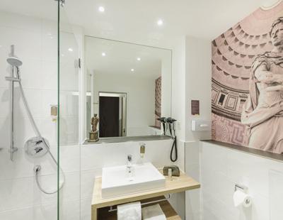 Estetik är den nya standarden I hotellbranschen innebär standard inte längre att spara in på estetik. Spännande designbadrum som är attraktiva för gäster återfinns i grundläggande hotellkategorier.