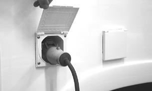 Om husbilen inte är ansluten till 230V så övergår kylskåpet till gasoldrift. Under färd drivs kylskåpet med 12V från bilen. För övriga modeller väljer man driftsätt för kylskåpet.