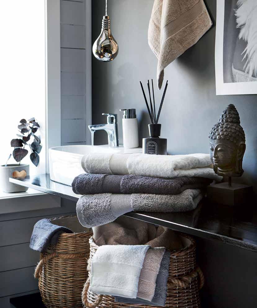 Luxury Varje set innehåller: 2 st små handdukar 2 st handdukar 2 st badlakan 34x34 cm 40x60 cm 70x140 cm 76 Luxury 21060 Handduksset antracitgrå 769:-/85,50 21070 Handduksset beige 769:-/85,50 21080