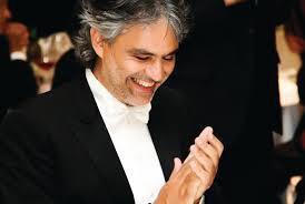 30 Juli - Lajatico i Pisaprovinsen/Toskana Sedan drygt 10 år håller hemmasonen Andrea Bocelli sin årliga konsert på utomhusteatern Il Silenzio och förutom hans sjönsång så har man tillfället att även