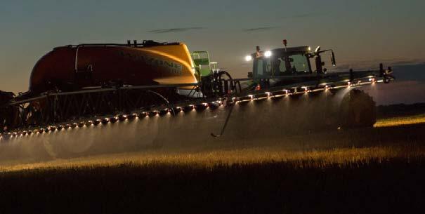 Standard- oh extrautrustnin Standard: Tillval: BELYSNINGEN PÅ FENDT 800 VARIO Överläsen sikt även på natten. UTRUSTNINGSVARIANTER Fendt 800 Vario.Överläsen. In i minsta detalj.