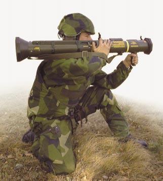 Handhavande 6. Kontrollera att siktet är inställt på 200 meter (stridssikte). 7. Kontrollera riskområdet bakom vapnet! Anmäl Skott kommer! 8. Pressa vapnet mot axeln. Sök stöd för vänstra armbågen.