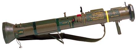 Allmänt Allmänt M4740-100304 SK PKOTT 86 SLPSGR 86 Pansarskott (Pskott) 86 med spårljuspansarspränggranat 86 (slpsgr) är ett lätt rekylfritt närpansarvärnsvapen kostruerat enligt bakblåsprincipen.