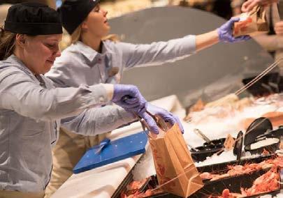 I anslutning till matbutiken finns ytor för handel, apotek, restaurang och service. Här finns ambitionen att skapa en matvind en studio för matlagningskurser, fester och större sittningar.